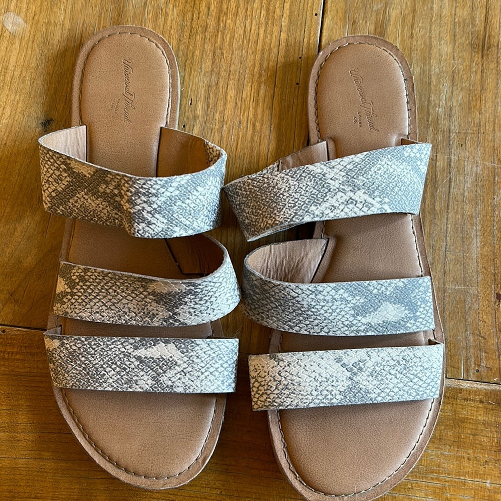 Universal threads sandals